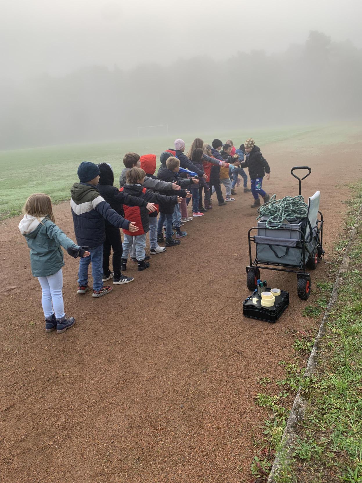 Foto der Kinder auf dem Sportplatz